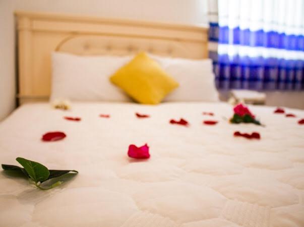 a pile of rose petals on a bed at Căn hộ Nghỉ Dưỡng Aparment Melody Vũng Tàu - Tomorrow Homestay 1 in Vung Tau