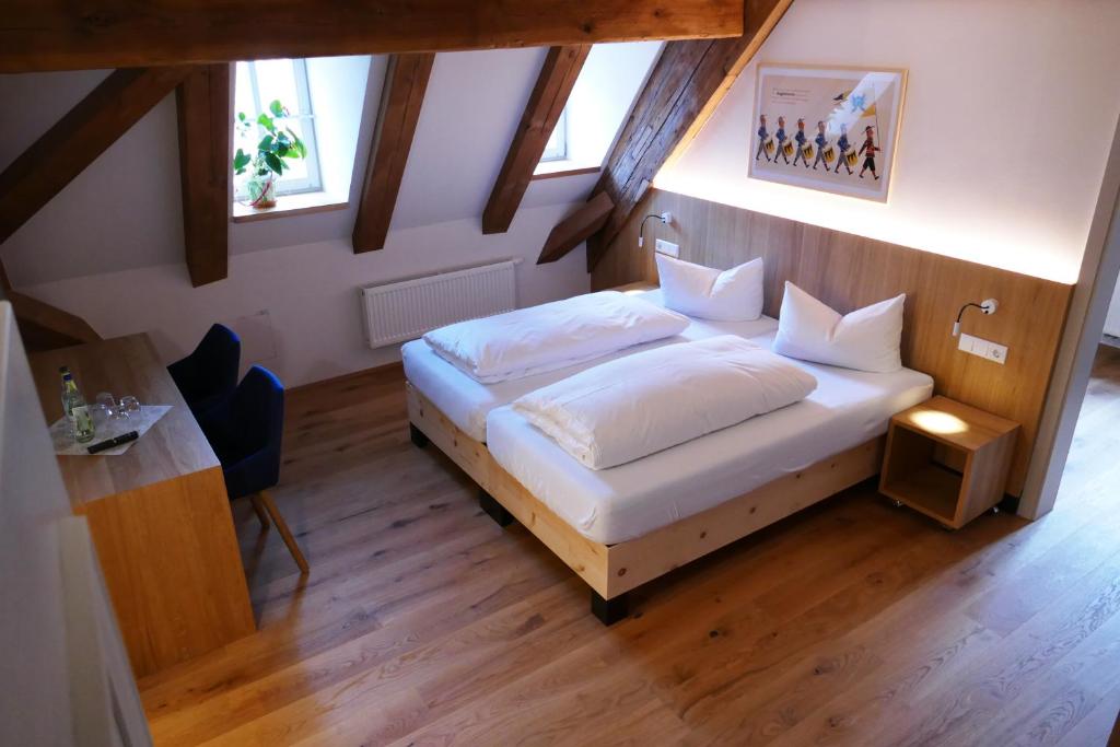 Postel nebo postele na pokoji v ubytování Hotel zum schwarzen Ross und Gutmann Zur Post