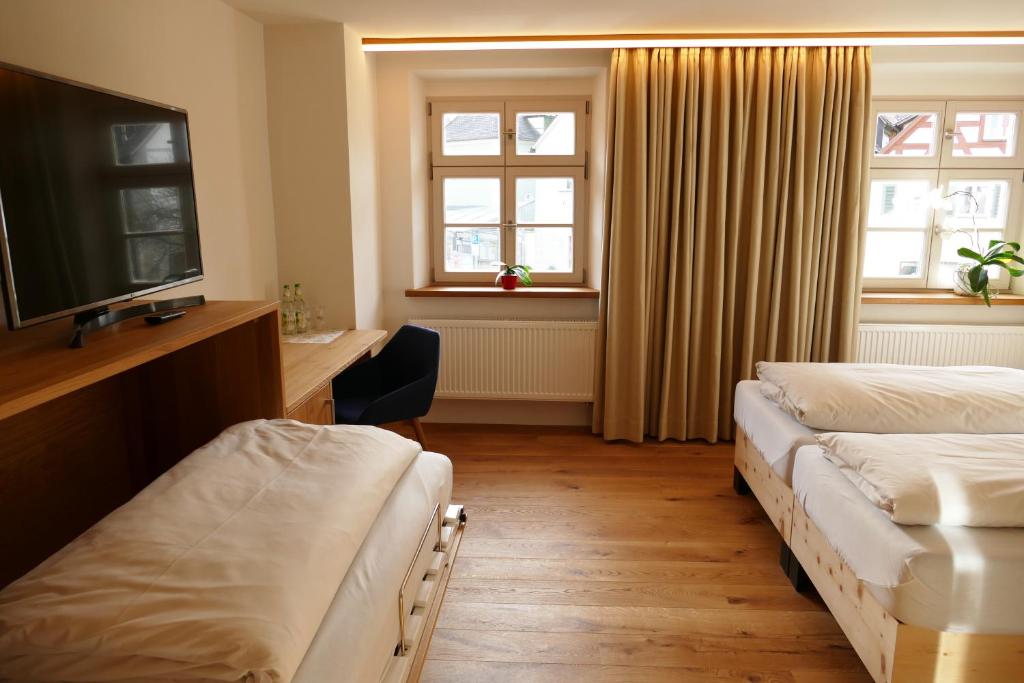 Postel nebo postele na pokoji v ubytování Hotel zum schwarzen Ross und Gutmann Zur Post