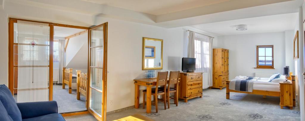 Televízia a/alebo spoločenská miestnosť v ubytovaní Hotel Joseph Conrad SPA & Wellness