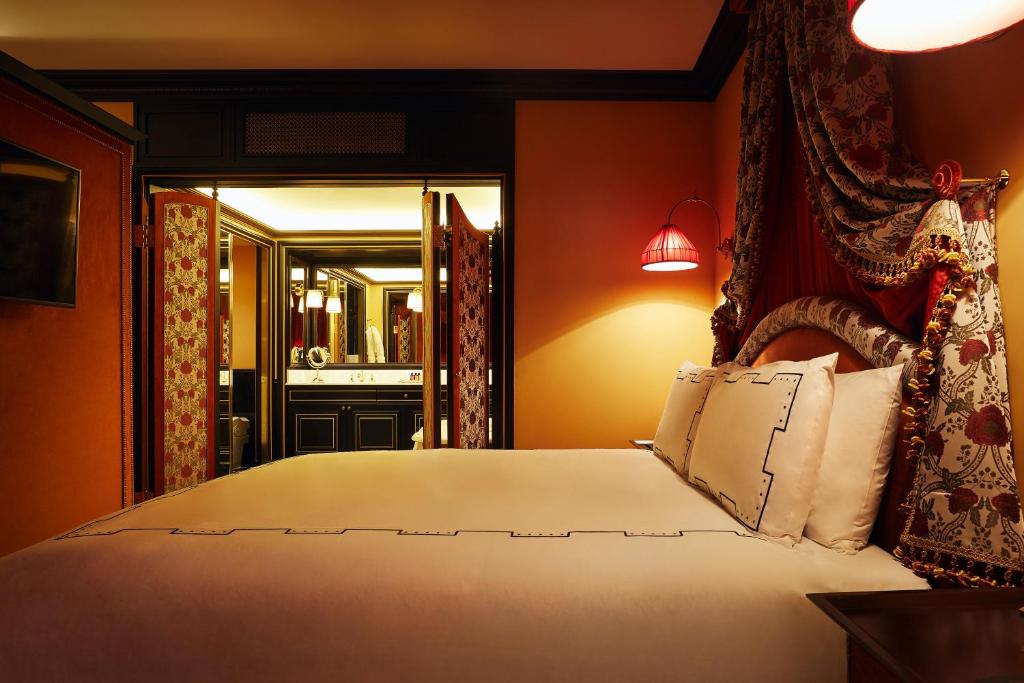 Postel nebo postele na pokoji v ubytování L'Escape Hotel