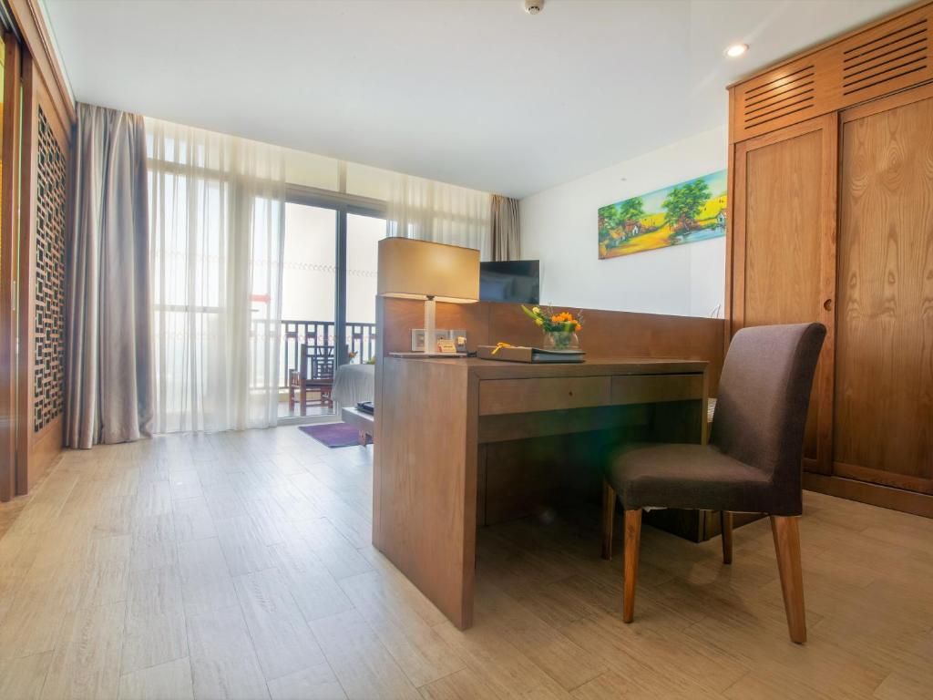 Premium Ocean Suite with Balcony and Bathtub
