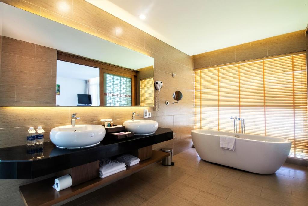 Premium Ocean Suite with Balcony and Bathtub