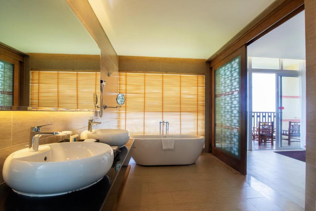 Premium Garden Suite with Balcony and Bathtub