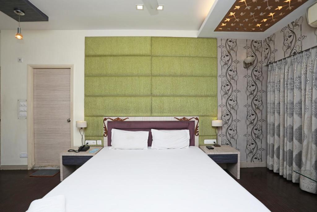 Postel nebo postele na pokoji v ubytování Hotel Rushabh Home
