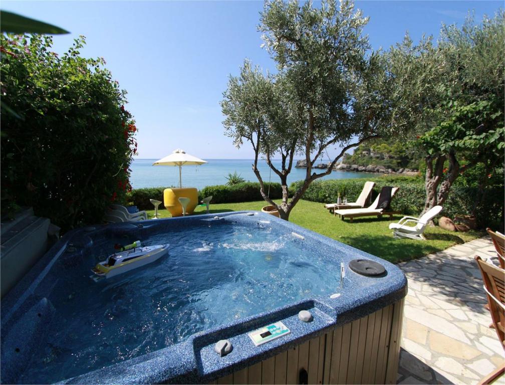 Basen w obiekcie Beachfront House 13 ,Glyfada lub w pobliżu