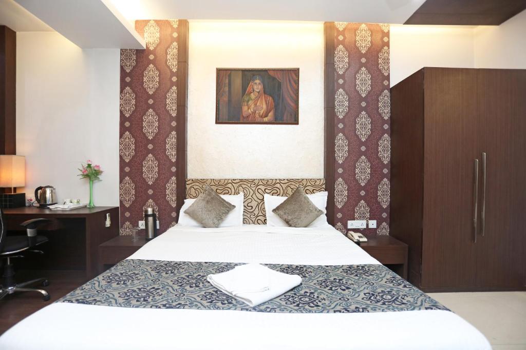 Postel nebo postele na pokoji v ubytování Hotel Rushabh Home