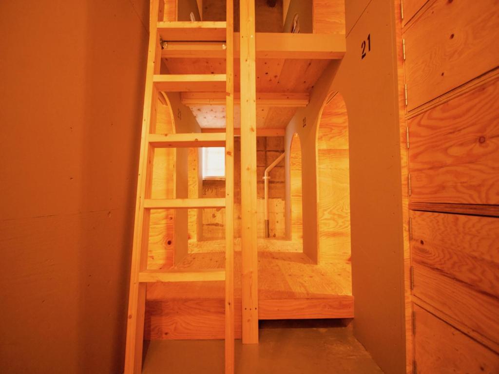 Palanda nebo palandy na pokoji v ubytování Ishigaki Guesthouse HIVE