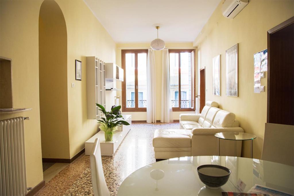 sala de estar con sofá y mesa en Ca' Geremia Apartment, en Venecia