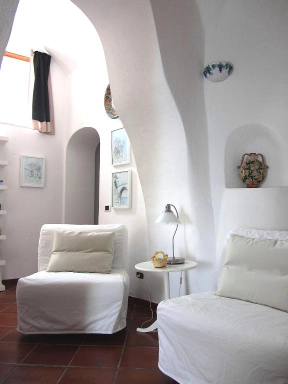 A bed or beds in a room at Suite I Limoni