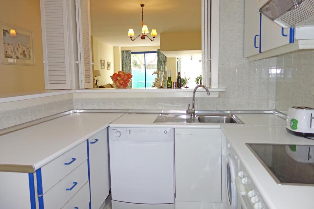 Kuchyňa alebo kuchynka v ubytovaní Marbella House Apartamento Duplex