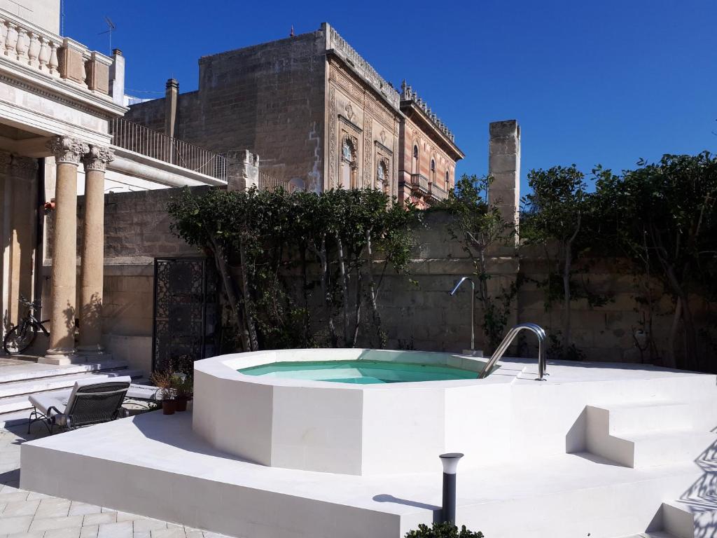 un bain à remous dans une cour dans un bâtiment dans l'établissement Dimora Charleston Lecce parcheggio privato in loco gratis, à Lecce