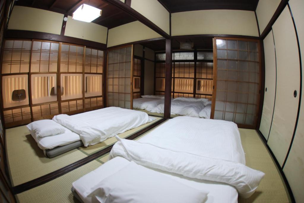 Postel nebo postele na pokoji v ubytování Guesthouse Omihachiman