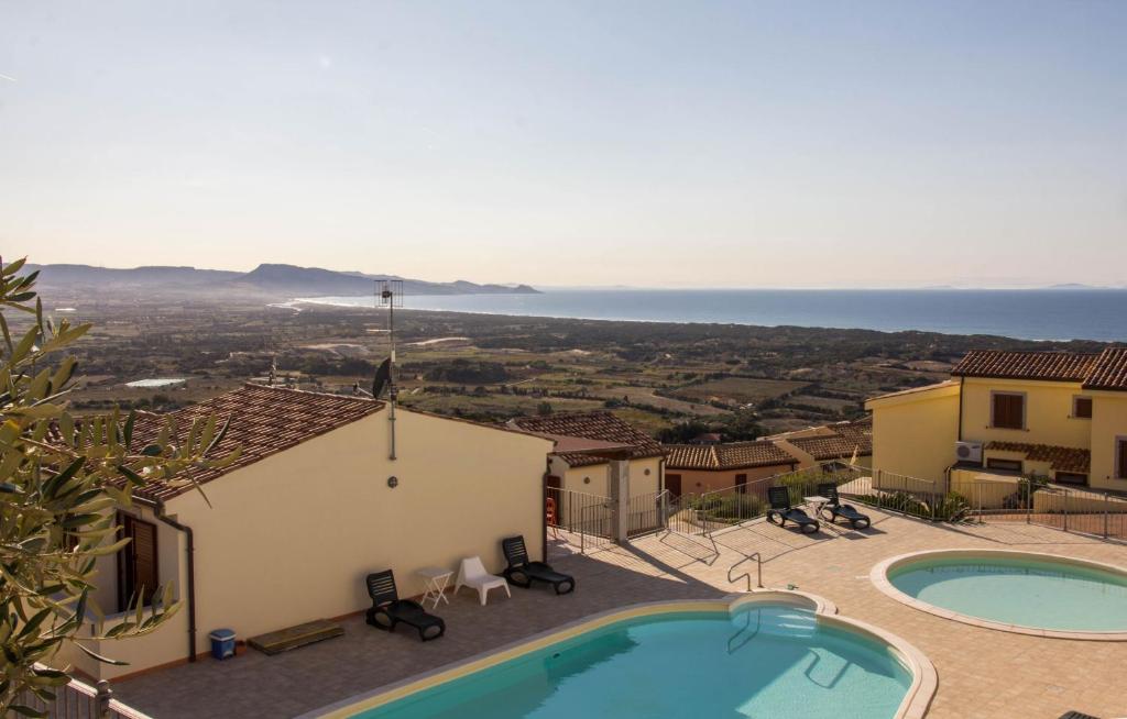 - une vue sur une maison avec une piscine dans l'établissement GF Apartments Li Seddi, à Badesi