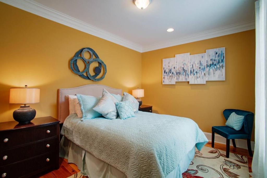 Beautiful 3Bed Townhome in Historic Downtown Savannah photo