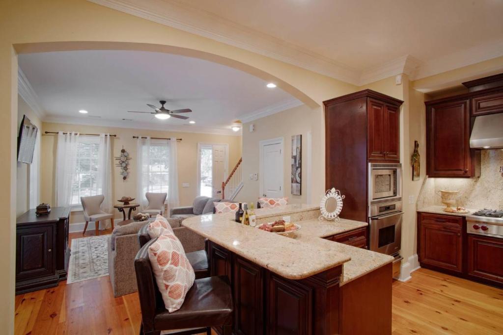 uma grande cozinha com uma grande ilha no meio em Beautiful 3Bed Townhome in Historic Downtown Savannah em Savannah