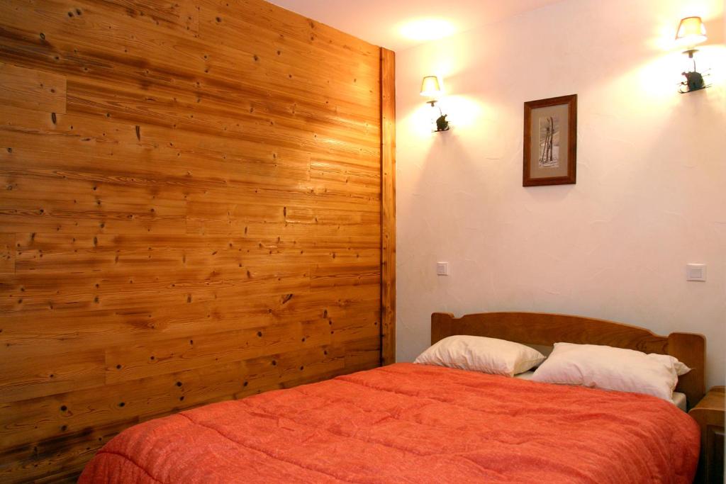 Postel nebo postele na pokoji v ubytování Vacancéole - Résidence Lautaret 5