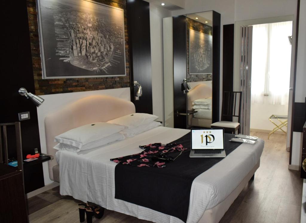 una camera da letto con un letto e un tavolo con un orologio sopra di Hotel Perugino a Milano