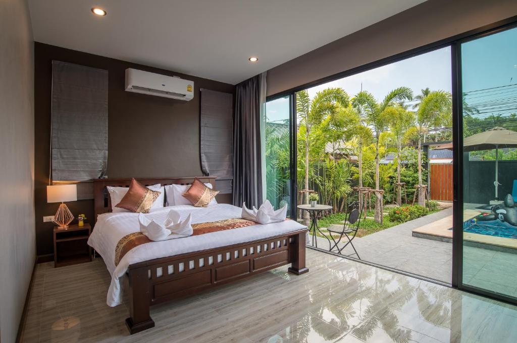 アオナンビーチにあるDe Nathai Private Pool Villaのベッドルーム1室(ベッド1台付)、バルコニー(プール付)