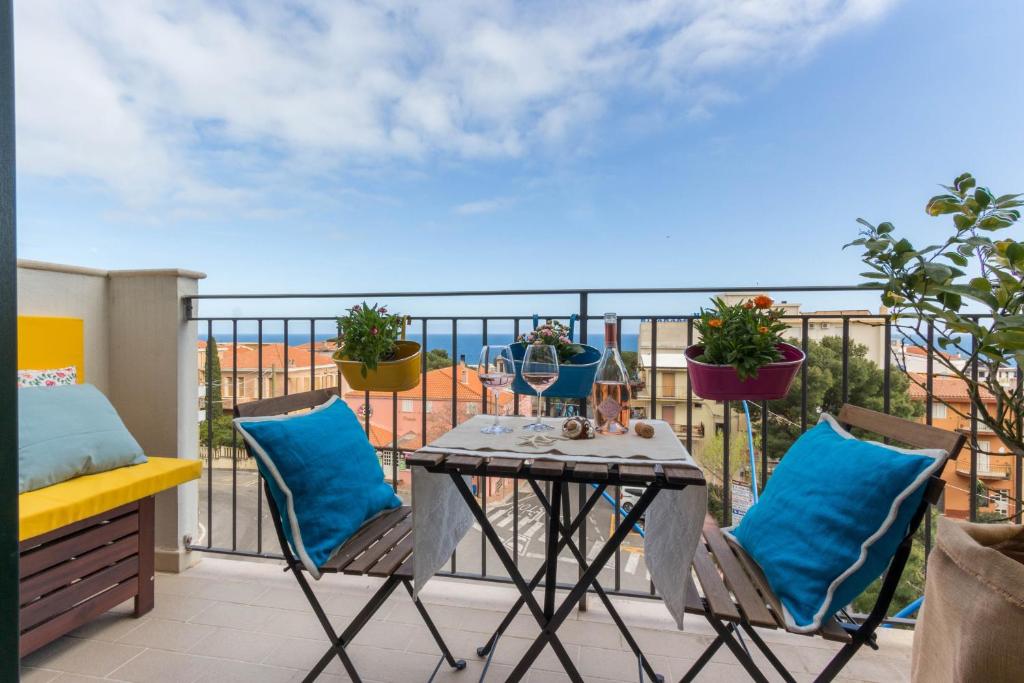 eine Terrasse mit einem Tisch und Stühlen auf dem Balkon in der Unterkunft Blue Apartment IUN S0079 in Cala Gonone