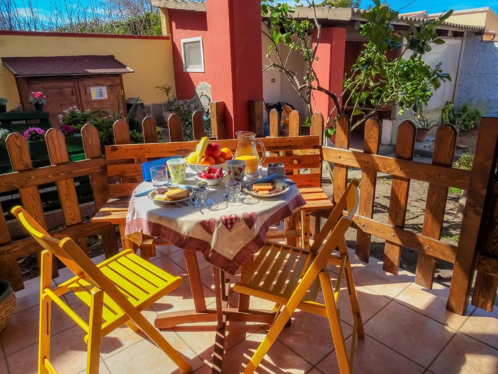 サッサリにあるI Due Ciuchini Sardiniaのパティオ(テーブル、椅子付)