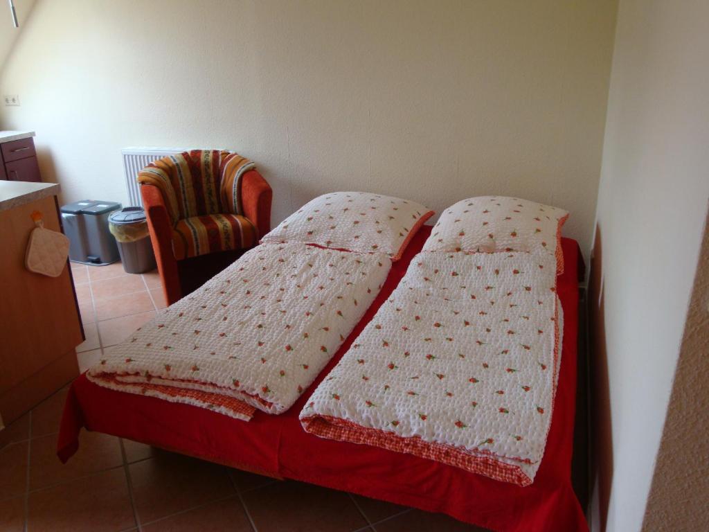 Schlafzimmer mit einem Bett mit einer Daunendecke in der Unterkunft Urlaubsscheune in Niedergörsdorf