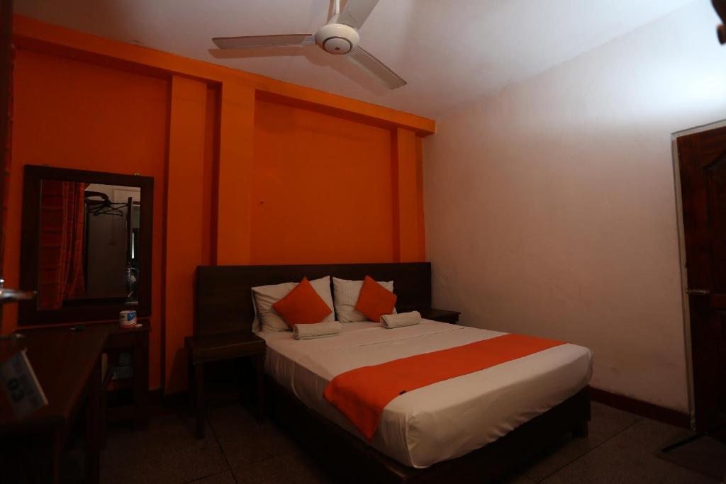 Postel nebo postele na pokoji v ubytování Tree Breeze Inn
