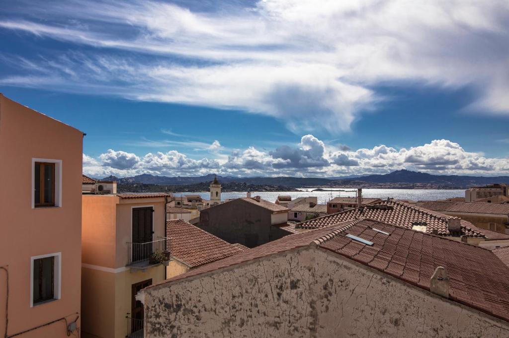 vista sulla città dai tetti degli edifici di Homey Experience - Attic Sea View Apartment a La Maddalena