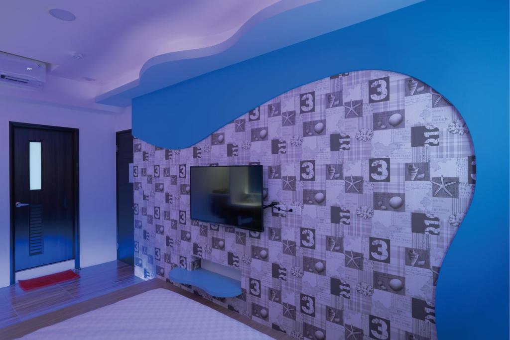 TV a/nebo společenská místnost v ubytování 愛丁堡集團市區精品及國王雙館民宿Edinburgh Boutique Hotel