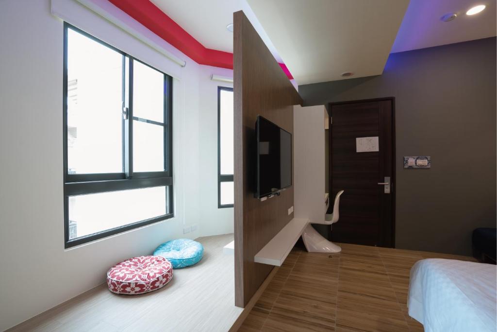 TV a/nebo společenská místnost v ubytování 愛丁堡集團市區精品及國王雙館民宿Edinburgh Boutique Hotel