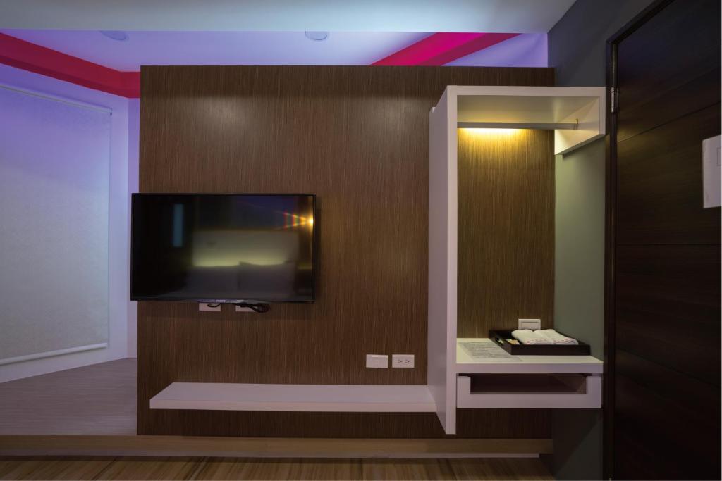 TV a/nebo společenská místnost v ubytování 愛丁堡集團市區精品及國王雙館民宿Edinburgh Boutique Hotel