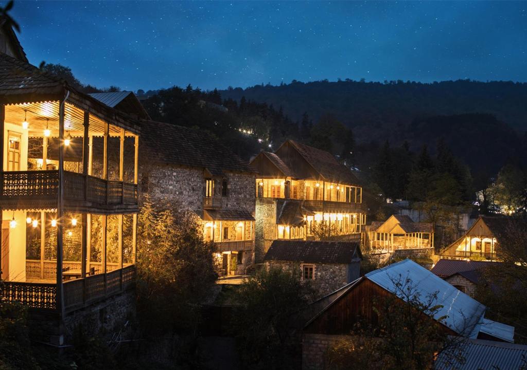 Nespecifikovaný výhled na hory nebo výhled na hory při pohledu z hotelu