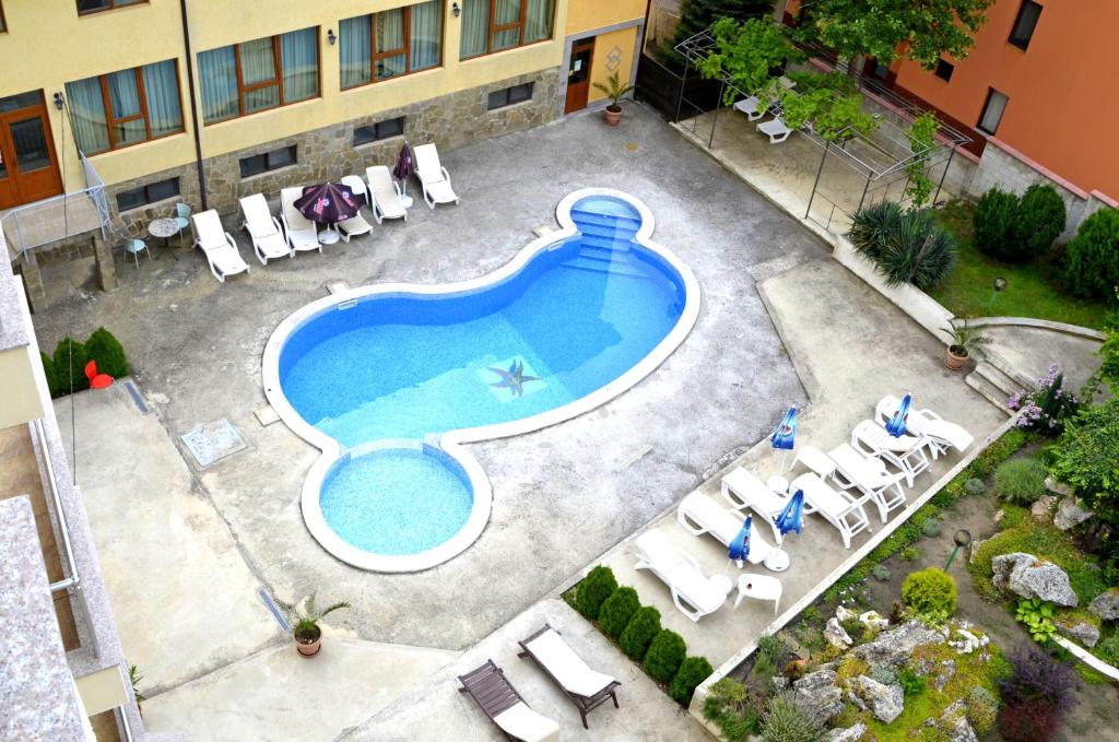 uma vista superior de uma piscina num edifício em Golden House Apartments em Golden Sands