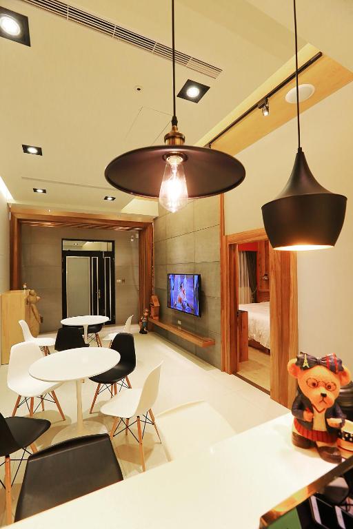 TV a/nebo společenská místnost v ubytování 愛丁堡集團市區精品及國王雙館民宿Edinburgh Boutique Hotel