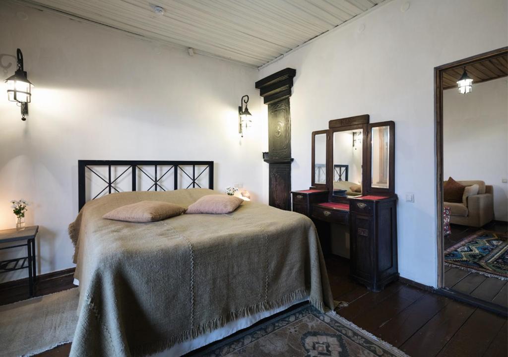 Postel nebo postele na pokoji v ubytování Tufenkian Old Dilijan Complex