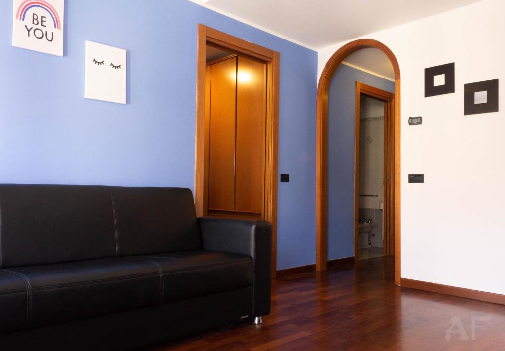 米蘭的住宿－Corso San Gottardo - Darsena Flat，带沙发和镜子的客厅