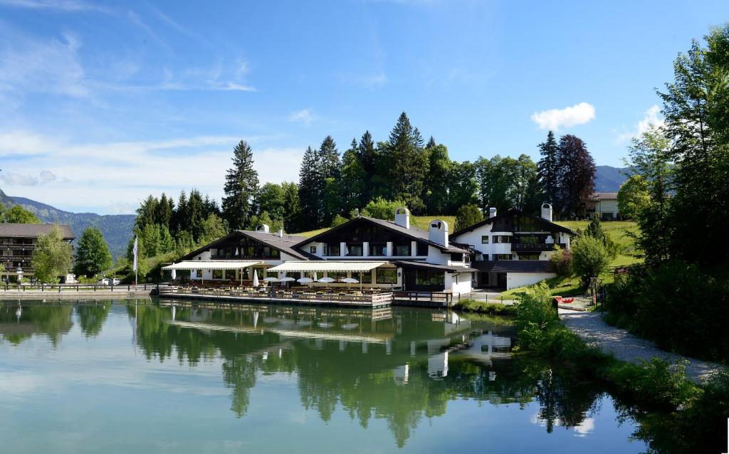 ein Haus am Ufer eines Flusses in der Unterkunft Seehaus Riessersee in Garmisch-Partenkirchen