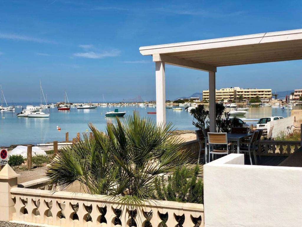 uitzicht op een jachthaven met boten in het water bij Casa S Estany in La Savina
