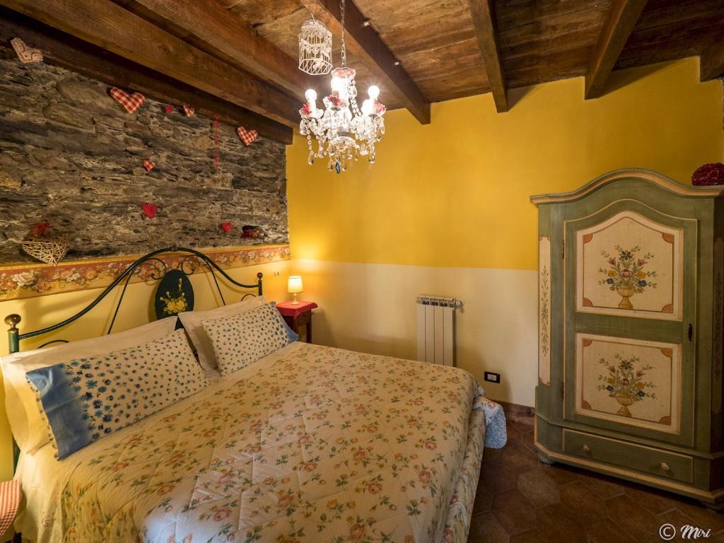 Schlafzimmer mit einem Bett und einem Kronleuchter in der Unterkunft Affittacamere Le Terrazze in Corniglia