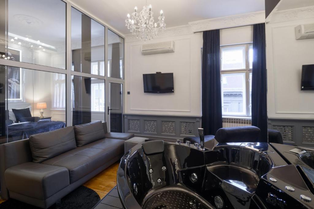 TV a/nebo společenská místnost v ubytování Ben Akiba Luxury Suites