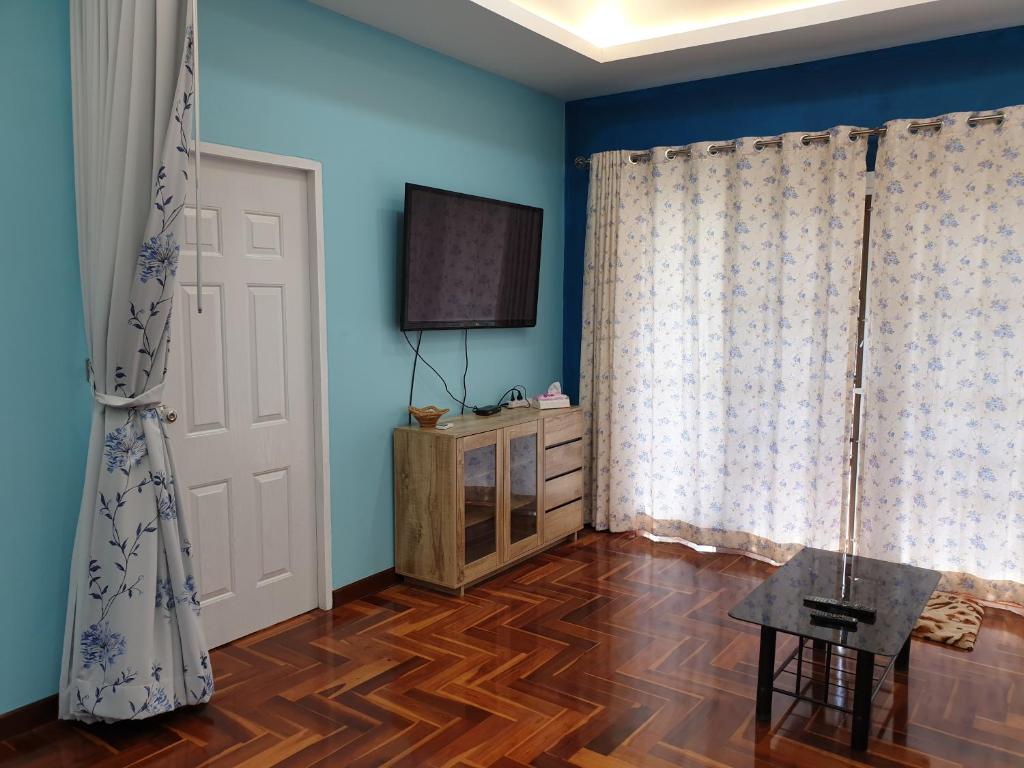 TV a/nebo společenská místnost v ubytování Single House Sattahip