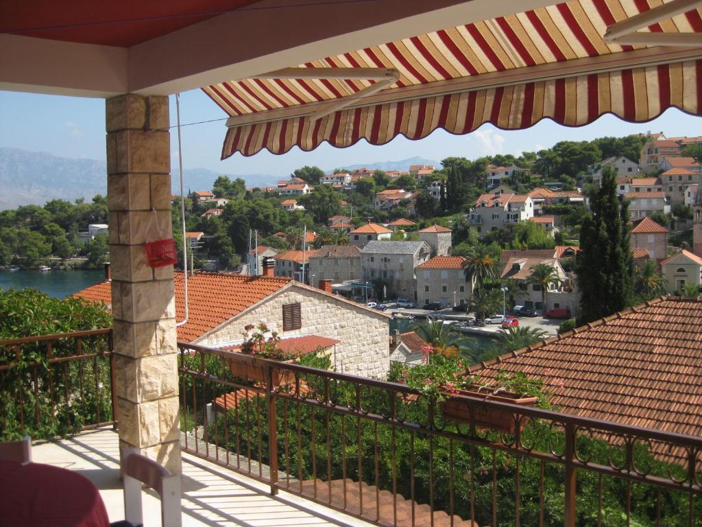 una vista desde el balcón de una casa en Apartman Mate en Splitska