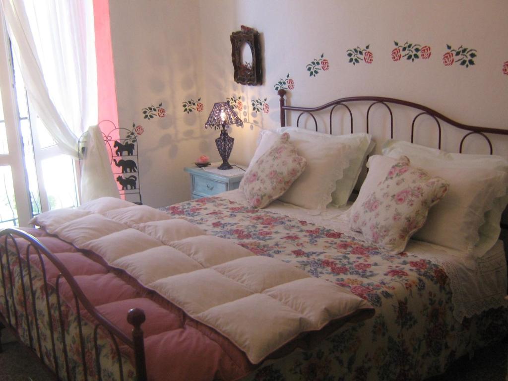 a bedroom with a large bed with pillows at Affittacamere Le Terrazze in Corniglia