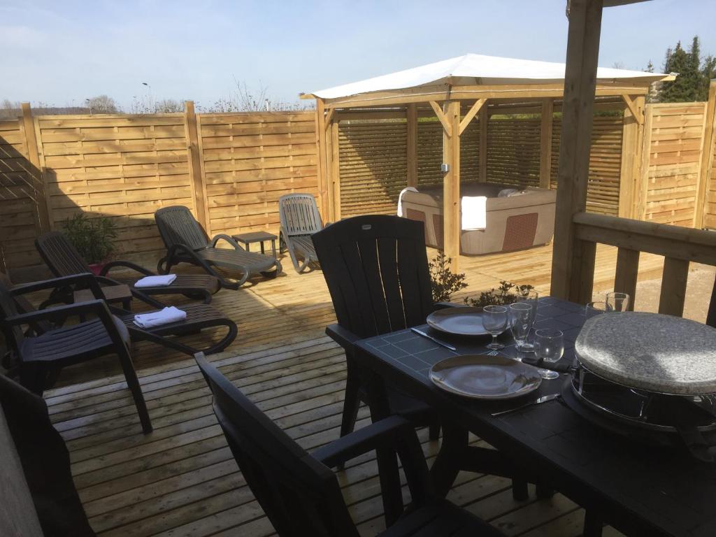 Patio nebo venkovní prostory v ubytování Camping de Contrexeville
