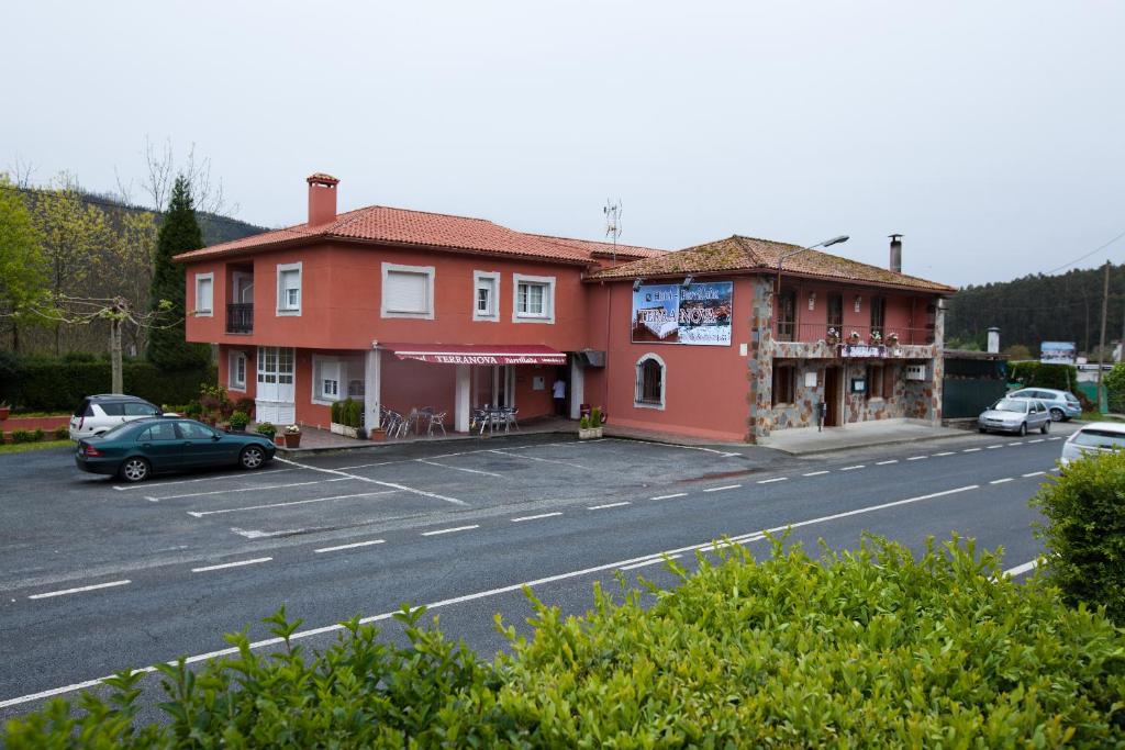 un edificio al lado de una carretera con aparcamiento en HOTEL PARRILLADA TERRANOVA, en Oza dos Ríos