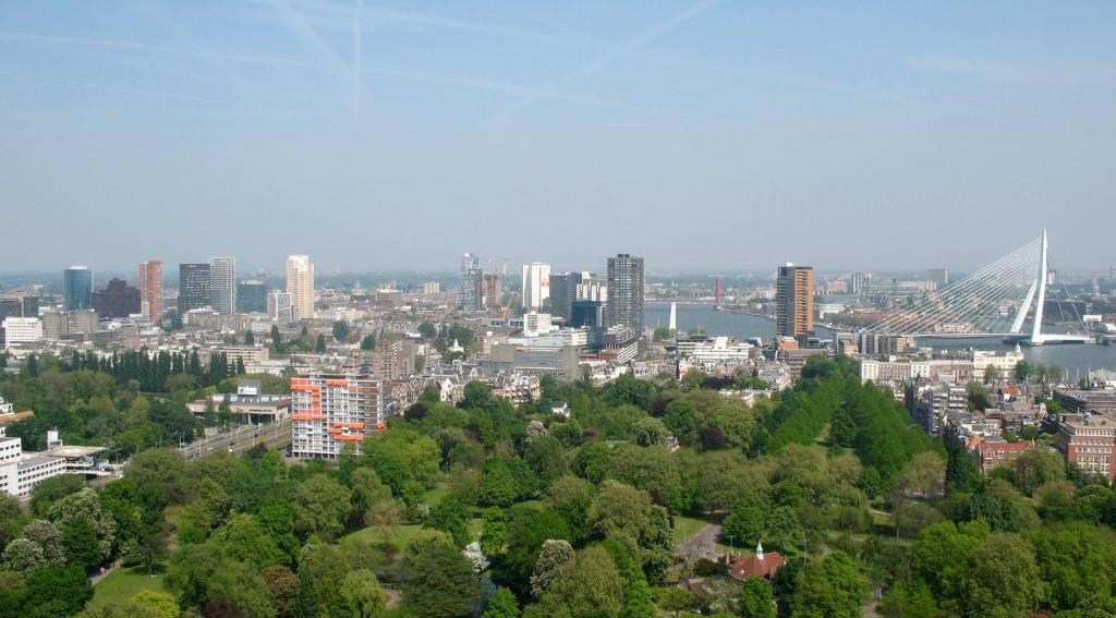 Nespecifikovaný výhled na destinaci Rotterdam nebo výhled na město při pohledu z aparthotelu