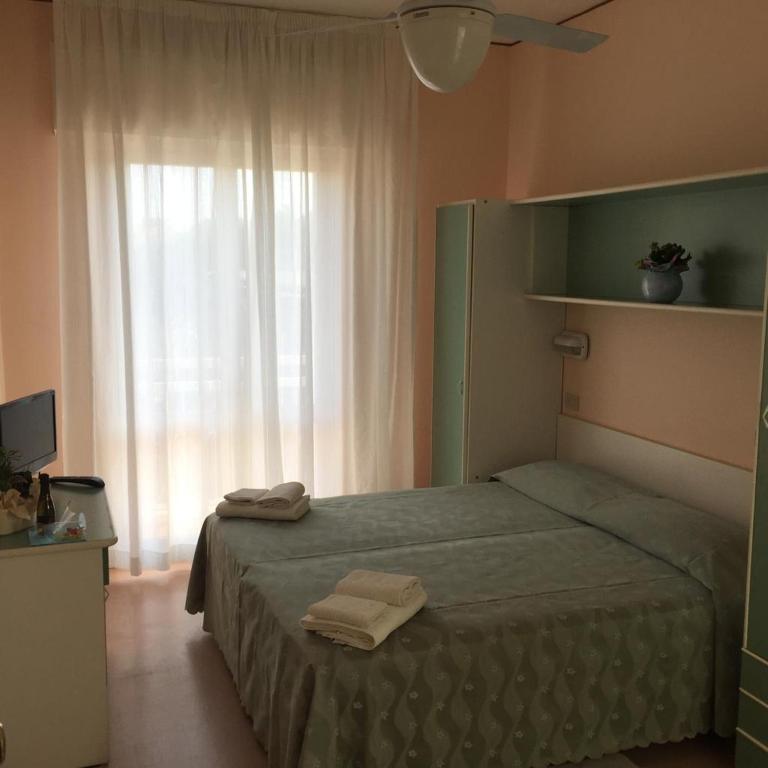 A bed or beds in a room at Hotel Ville De Paris