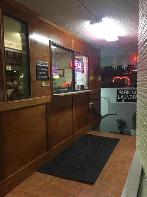 Certifikát, hodnocení, plakát nebo jiný dokument vystavený v ubytování Motel express