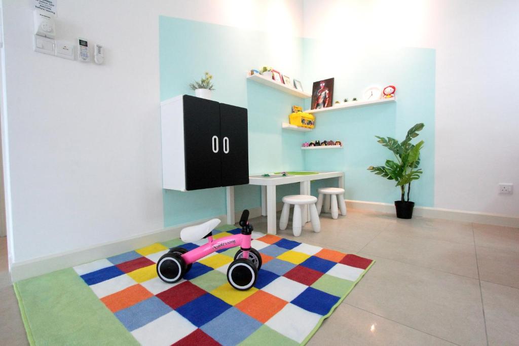 TV at/o entertainment center sa Afiniti Residensi Legoland Medini
