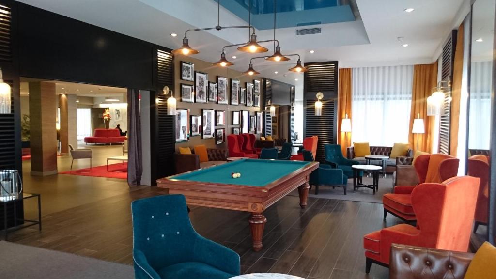 a billiard room with a pool table at Best Western Plus Hôtel & Spa de Chassieu in Chassieu